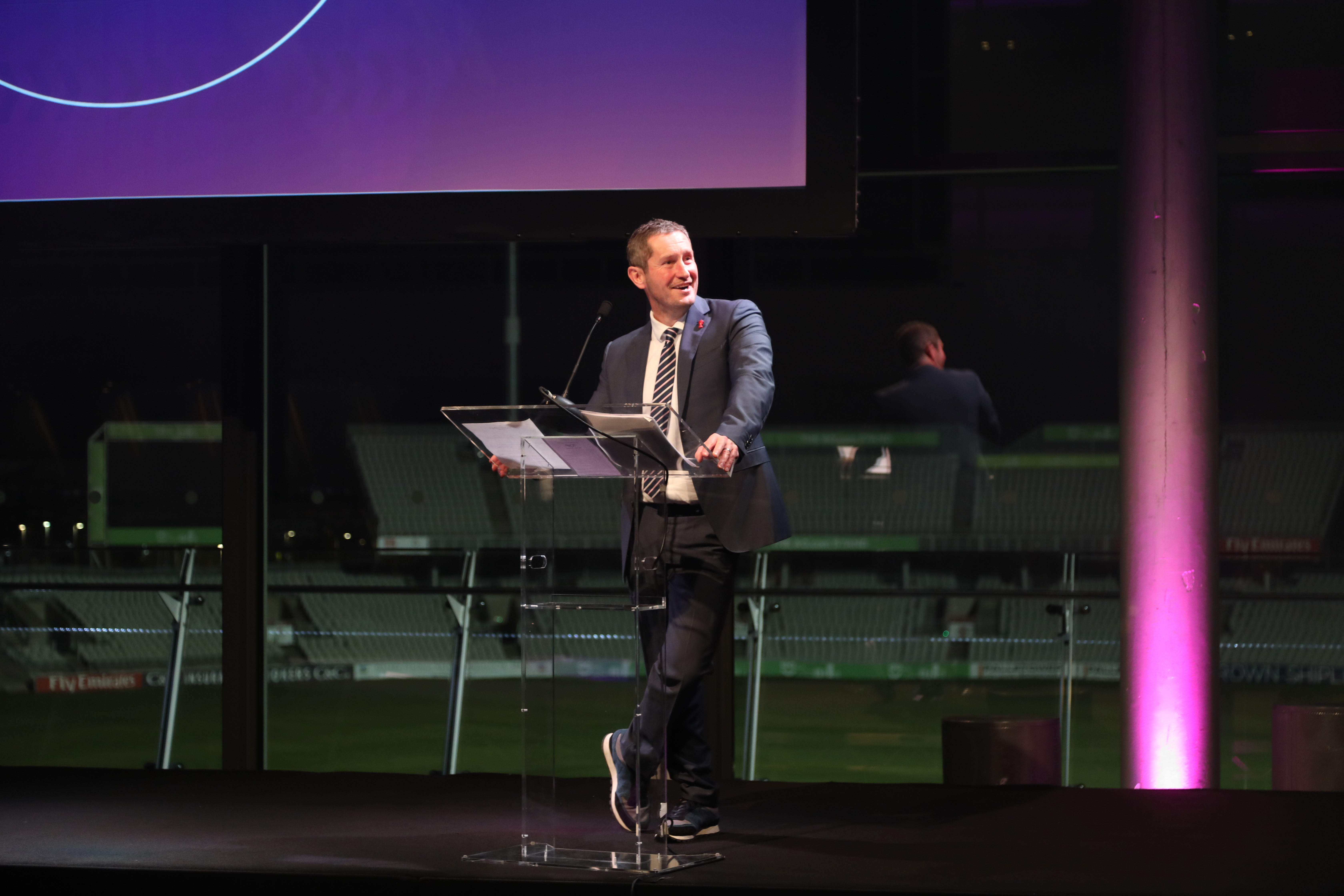 Mike Perls speaking behind lectern at the GM Sports Awards